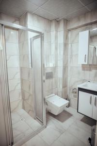 A bathroom at GRAND ÇAKIROĞLU HOTEL