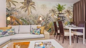 sala de estar con sofá y mesa en Palm Apartments with Swimming pool, en Mlini