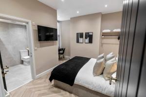 Кровать или кровати в номере The Burlington by STAMP SA