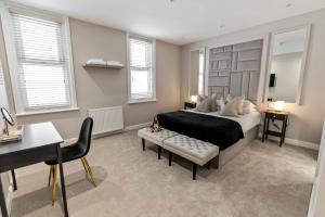 Кровать или кровати в номере The Burlington by STAMP SA