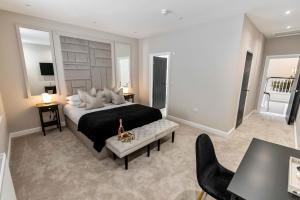 Кровать или кровати в номере The Burlington by STAMP SA