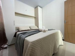 a small bedroom with a bed in a room at Casas em barrerinhas lencois ville in Barreirinhas