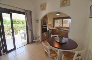 - une cuisine et une salle à manger avec une table et des chaises dans l'établissement Bay Cottage Beautiful cosy luxury cottage - Beach area, à Pissoúri