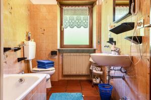 łazienka z umywalką, toaletą i wanną w obiekcie Pension Sonia App 103 w mieście Funes