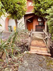 una casa con una escalera de madera que conduce a un porche en VillaPark Garden House, en Szerencs