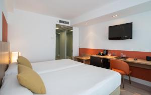 TV a/nebo společenská místnost v ubytování Medplaya Hotel Flamingo Oasis