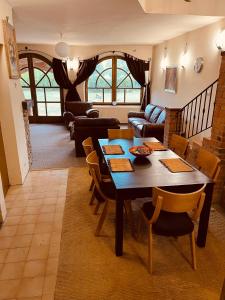 VillaPark Garden House في زيرينس: غرفة معيشة مع طاولة وكراسي خشبية