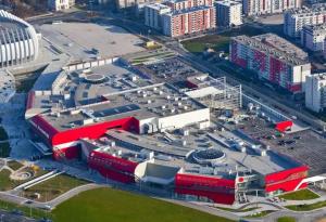 een luchtzicht op een gebouw met een parkeerplaats bij Sunny day -Arena Zagreb , 2 bathrooms, 102m², in Zagreb