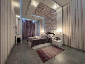 バクーにあるMegafun Luxury Family Apartmentのベッドルーム(ベッド1台、大きな鏡付)