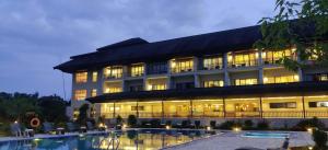 Басейн в Soaltee Westend Resort Chitwan або поблизу