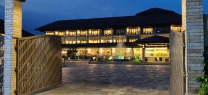 Басейн в Soaltee Westend Resort Chitwan або поблизу