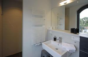 a bathroom with a sink and a mirror at Baabe Villa Andrea Ferienwohnung P in Baabe