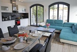 a living room with a blue couch and a table at Baabe Villa Andrea Ferienwohnung P in Baabe