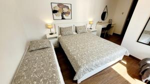 Habitación pequeña con 2 camas y escritorio. en Rose Garden House en Bucarest