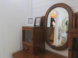 TV a/nebo společenská místnost v ubytování L'incroyable maison de Mamie MECHANT