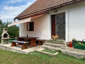Um cão está do lado de fora de uma casa. em Kuća za odmor Beljan em Brod na Kupi
