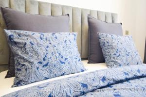 Tempat tidur dalam kamar di YourPlace - 2BR - Prestigia - Hay Riad