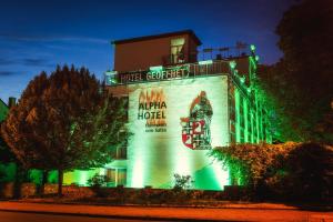 un hotel con un cartel en el lateral de un edificio en ALPHA HOTEL Hermann von Salza en Bad Langensalza