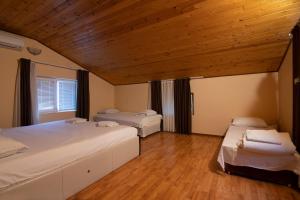 プロブディフにあるVilla Brestnikの木製の天井が特徴のベッドルーム1室(ベッド2台付)
