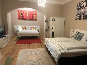 A bed or beds in a room at Hotel Brauhof Wien