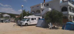 Das Gebäude in dem sich der Campingplatz befindet