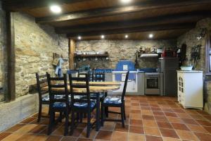 cocina con mesa y sillas en una habitación en Genciana, Casa Rural con encanto en La Montaña Leonesa, 