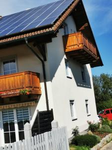 una casa con paneles solares en el techo en Ferienwohnung Orchidee, en Miltach