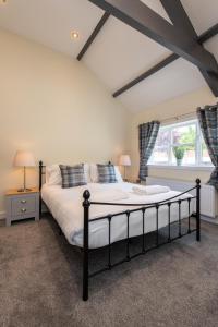 um quarto com uma cama grande num quarto em East Farm Cottage em Durham