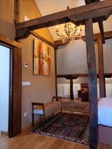 Großes Zimmer mit einem Bett und einem Kronleuchter in der Unterkunft Casa Histórica Aldana, Plaza Vieja in Saldaña