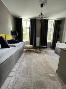 1 dormitorio con 1 cama y sala de estar en Gutshauszimmer Neu Gaarz, en Neu Gaarz