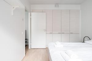 Modern 1BR Apartment with Balcony next to Railway Station - Hosted by 2ndhomes客房内的一张或多张床位