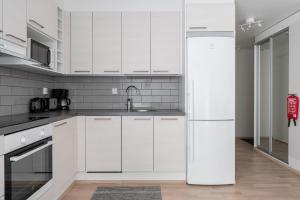 Modern 1BR Apartment with Balcony next to Railway Station - Hosted by 2ndhomes的厨房或小厨房