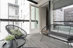 Modern 1BR Apartment with Balcony next to Railway Station - Hosted by 2ndhomes的阳台或露台