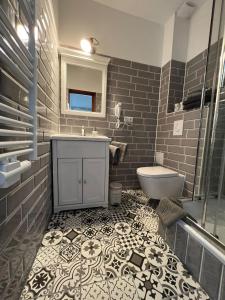 ein Badezimmer mit einem Waschbecken, einem WC und einer Badewanne in der Unterkunft Gutshauszimmer Neu Gaarz in Neu Gaarz