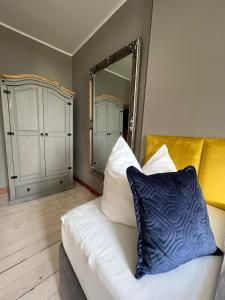 ein Wohnzimmer mit einem Sofa und einem Spiegel in der Unterkunft Gutshauszimmer Neu Gaarz in Neu Gaarz
