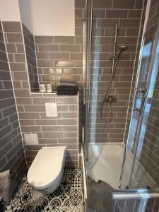 ein Bad mit einem WC und einer Dusche in der Unterkunft Gutshauszimmer Neu Gaarz in Neu Gaarz