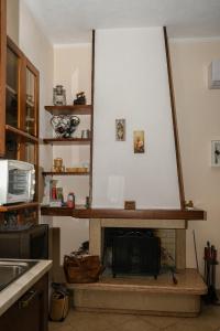 a living room with a fireplace in a kitchen at La villa di campagna in Pisticci