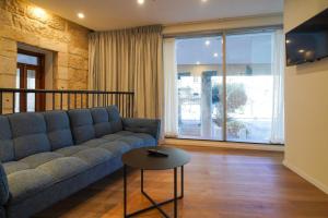 un soggiorno con divano e tavolo di Urbanic Apartments a Gerusalemme