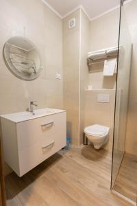 バイレ・フェリクスにあるHotel Nicoletaのバスルーム(洗面台、トイレ、鏡付)