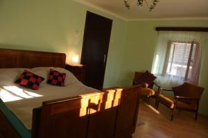 um quarto com uma cama com duas almofadas em Kuća za odmor Beljan em Brod na Kupi