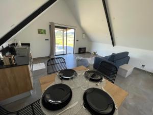 ein Wohnzimmer mit einem Tisch und einem Sofa in der Unterkunft Chalet du Piton Bleu in Le Tampon