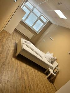 um quarto de hospital com uma cama e uma janela em Zimmer in Ramstein em Ramstein-Miesenbach