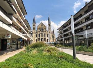 una vieja iglesia con dos torres en una calle de la ciudad en Reims Saint-Remi en Reims