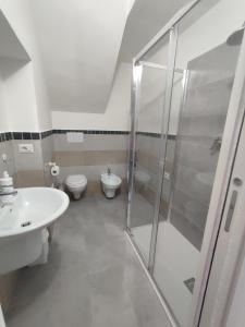 La salle de bains est pourvue d'une douche, de toilettes et d'un lavabo. dans l'établissement B&B Dal Duca Enrico, à Castelsardo