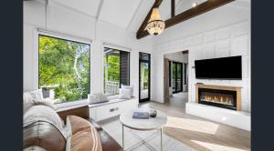 sala de estar con chimenea y TV en Daylesford Lake Garden Villas, en Daylesford