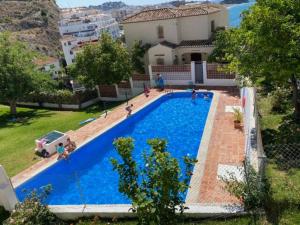 una piscina nel cortile di una casa di Miramar 68 ad Almuñécar