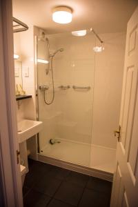 La salle de bains est pourvue d'une douche et d'un lavabo. dans l'établissement The Charlton Boutique Hotel, à Cheltenham