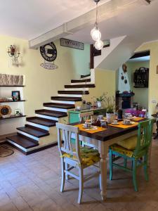 Posedenie v ubytovaní Deliziosa casa immersa nella tranquillità.