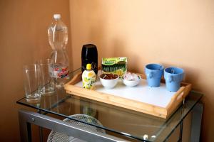 una mesa de cristal con tazas azules encima en Cozy room at metro station, private bathroom, 9minutes oldtown, 15minutes airport, WiFi, en Praga