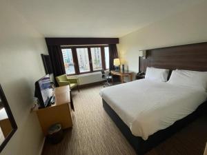 ein Hotelzimmer mit Bett und Fernseher in der Unterkunft Copthorne Hotel Manchester Salford Quays in Manchester + 57 Fotos